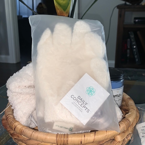 New | Daily concepts exfoliating gloves. - Picture 3 of 3